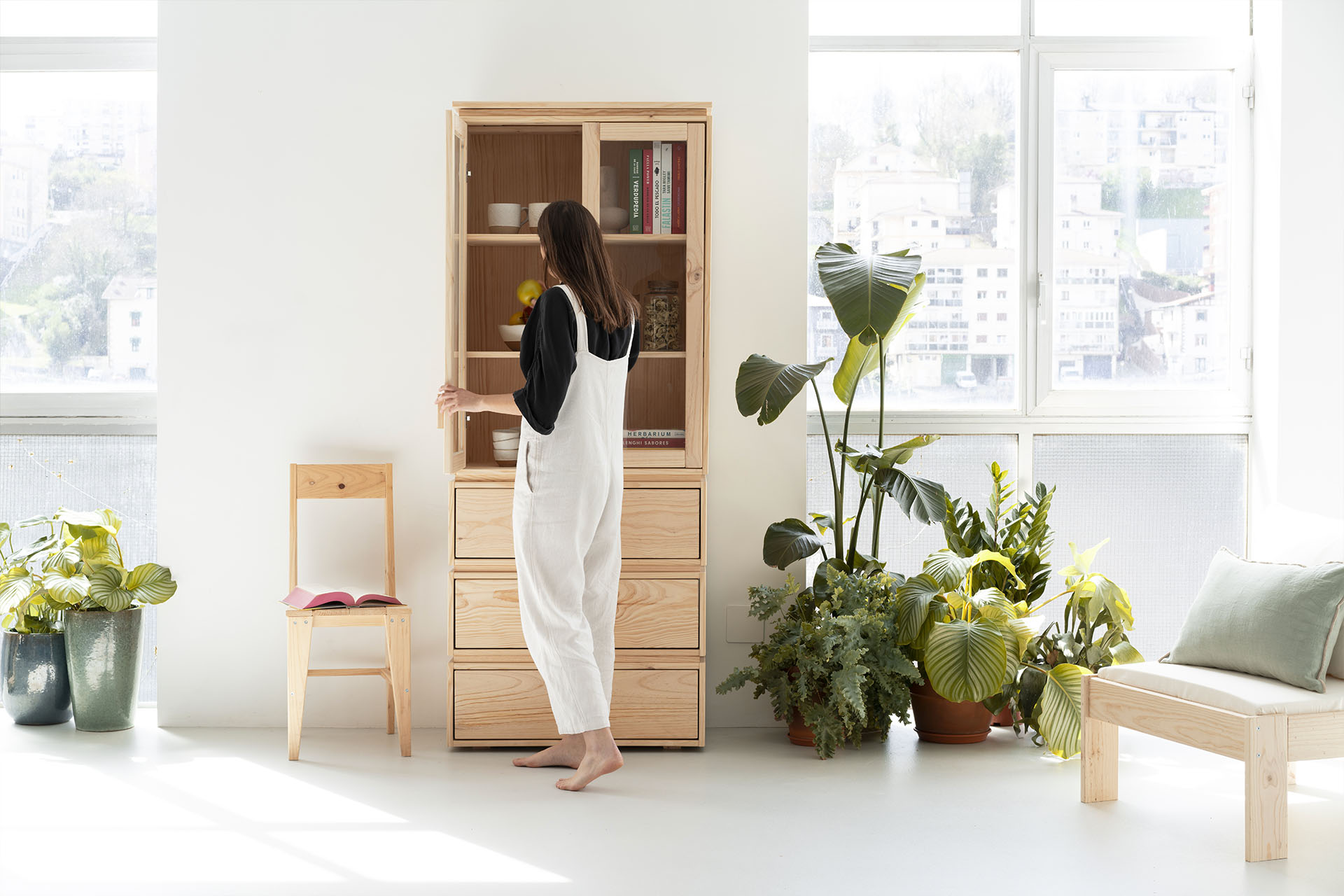 LIBE vitrina com 3 gavetas 78x198