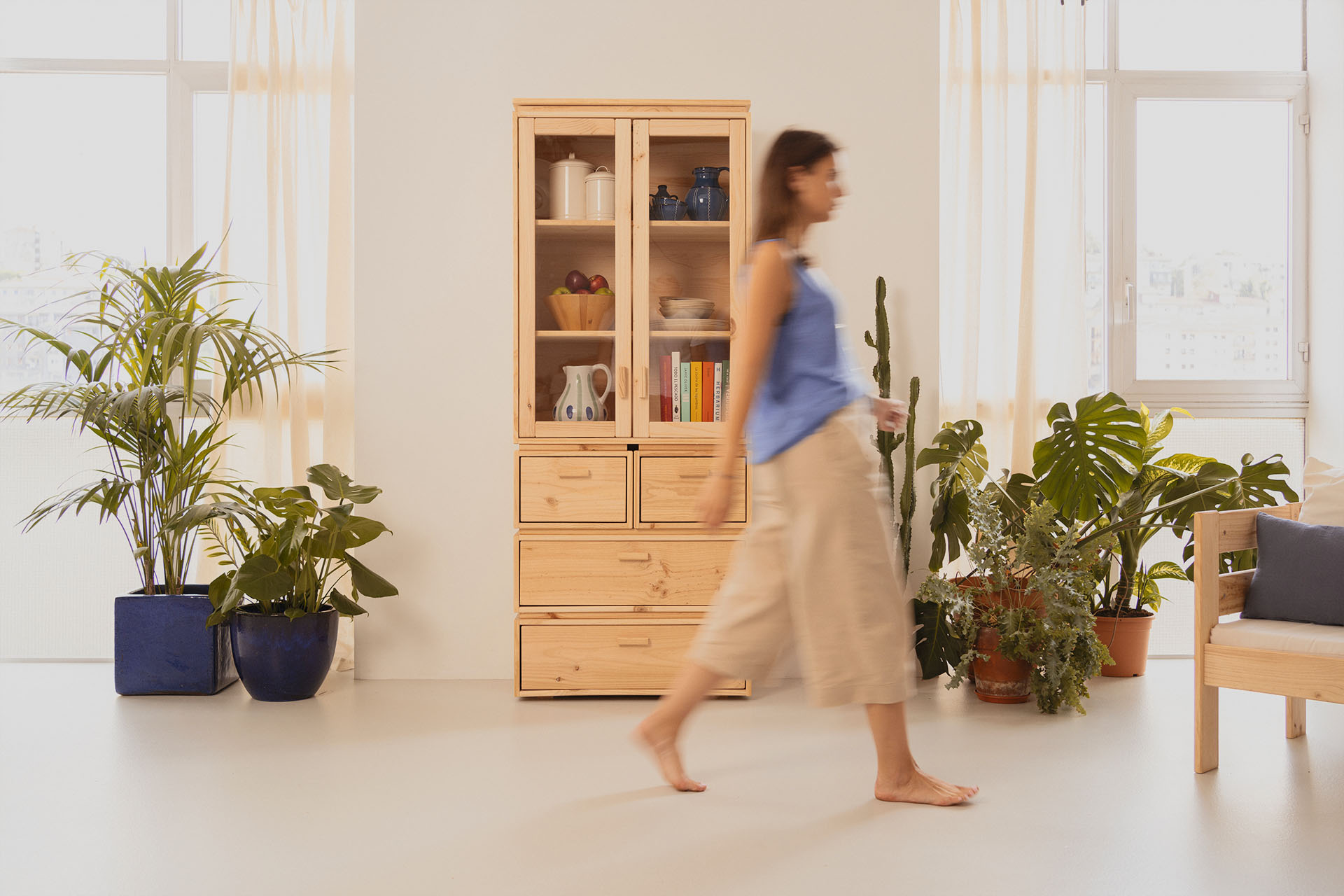 LIBE vitrina com 4 gavetas 78x198