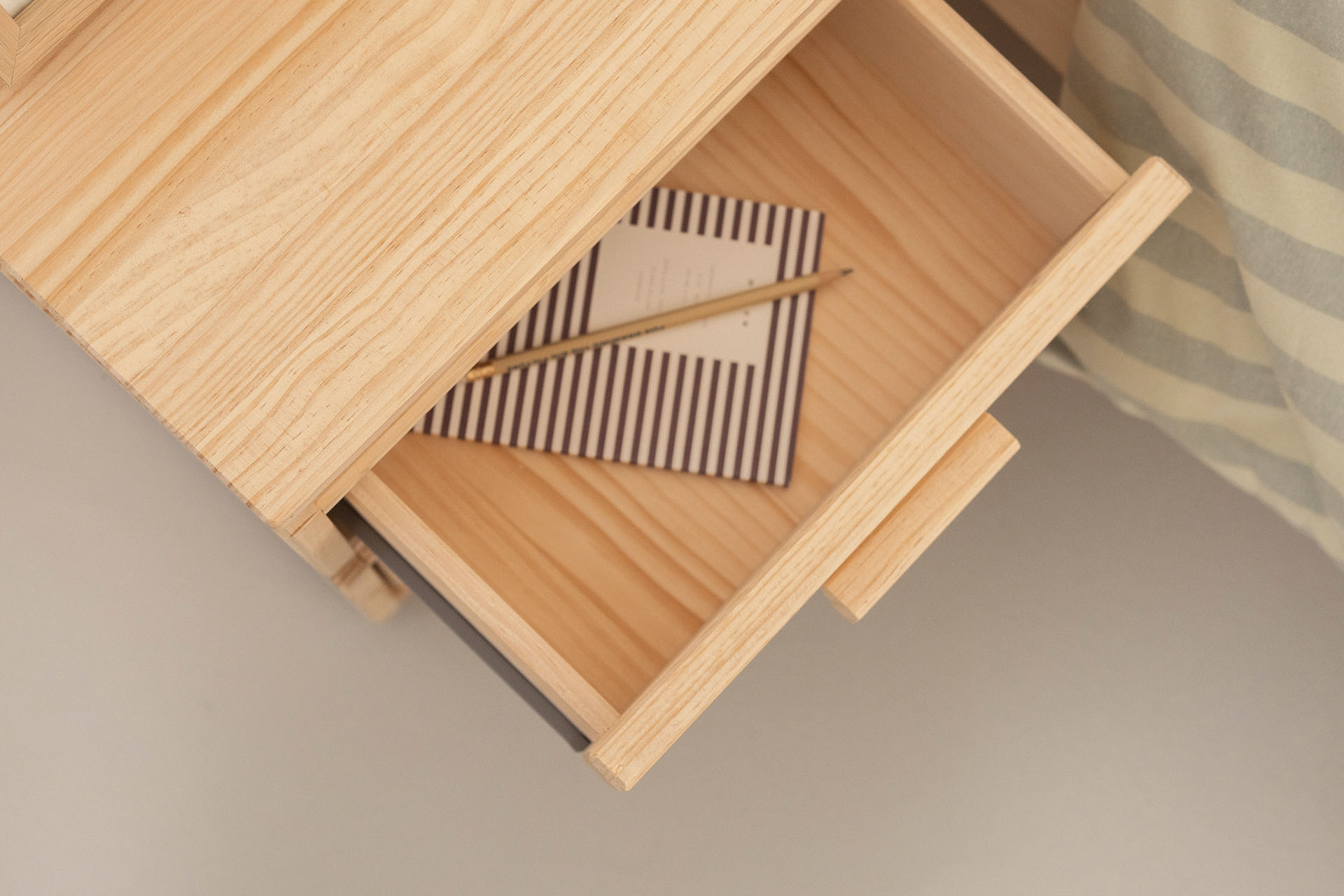 LIBE mesa de cabeceira com 2 gavetas 39x49